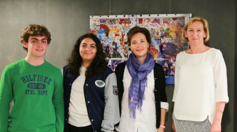 Au siège de l'AEFE à Paris, de g. à dr. : les sentinelles du climat, Gabriel et Carla, leur enseignante de SVT, Guénaëlle Kervella, et la directrice de l'Agence, Hélène Farnaud-Defromont.