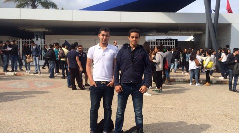 Ahmed Laftit et Hamza Oulhaj devant leur établissement.