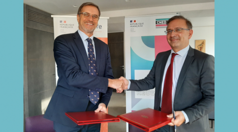 Dans les locaux de l'AEFE à Paris le 3 octobre 2022, Olivier Brochet (ici à gauche) et Jean-Noël Tronc, scellent l'accord de partenariat permettant la mise en place de BTS hybrides dans trois établissements du réseau scolaire à l'étranger.
