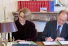 Anne-Marie Descôtes, directrice de l'AEFE, et François Perret, directeur du CIEP, signant la convention qui définit le partenariat des deux opérateurs publics. © AEFE