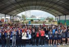 Les participants rendant hommage à Paris 2024. Au centre, l'ambassadeur de France au Pérou, Antoine Grassin, la taekwendoïste Gwladys Épangues et la basketteuse Emmeline Ndongue. © Lycée franco-péruvien