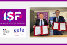 Laurent Petrynka et Olivier Brochet, dans les locaux de l'AEFE le 14 mars 2022, arborant la convention de partenariat venant d'être signée.