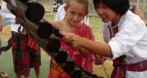 La tradition de Songkran célébrée le 4 avril 2012 au lycée français international de Bangkok : découverte d'un instrument de musique traditionnel