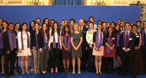 Cérémonie en l'honneur des boursiers Excellence-Major le 19 juin 2013: photo de groupe des ministres avec des étudiants de 5e année de bourse