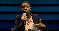 Rokhaya Diallo débattant sur les clichés dans les médias