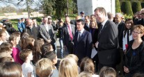 Les élèves de l’École française de Belgrade participent à une commémoration de la Grande Guerre en présence des Premiers ministres serbe et français