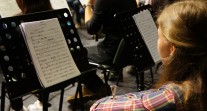 Pupitre et partition d'une des instrumentistes de l'Orchestre des lycées français à l'étranger