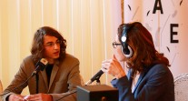 Studio de Web radio au Quai d'Orsay le 8 avril 2015 : une journaliste au micro des élèves