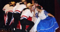 Rencontres de l'Aéropostale : démonstration de danse par l'équipe du Paraguay