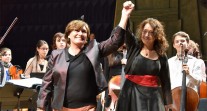 Concert de l’Orchestre des lycées français du monde à Radio France : les deux maestras Adriana Tanus et Claire Perez-Maestro