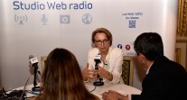 Cérémonie du 29 juin 2016 au Quai d'Orsay :  Anne-Marie Descôtes dans le studio Web radio