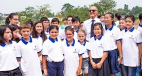 Pose de la première pierre du nouveau lycée d'Hanoï : le secrétaire d'État avec des élèves