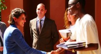 Najat Vallaud-Belkacem accueillie par des élèves du lycée français de Dakar