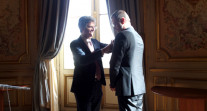 Remise de l'insigne de la Légion d'honneur à Olivier Brochet, directeur de l'AEFE