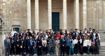 Accueil de la promotion Excellence-Major 2022 : photo souvenir dans la cour de la Sorbonne