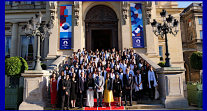 Cérémonie de sortie 2024 des boursiers France Excellence-Major : photo-souvenir sur le perron du Quai d'Orsay