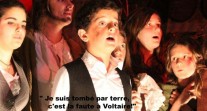 Chœur d'élèves pendant le spectacle Rock-Opéra Rédemption au lycée franco-hellénique d'Athènes