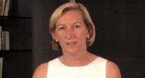 Hélène Farnaud-Defromont adressant un message vidéo de rentrée (2013)