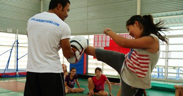 La tradition de Songkran célébrée le 4 avril 2012 au lycée français international de Bangkok: initiation à la boxe thaïe