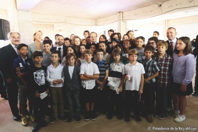 Photo-souvenir du président de la République et de la directrice de l&#039;AEFE avec des élèves et des responsables du lycée français de Brasilia 