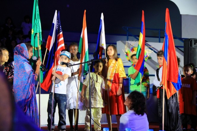 Élèves participant à la célébration du 40e anniversaire du lycée français de Dubaï