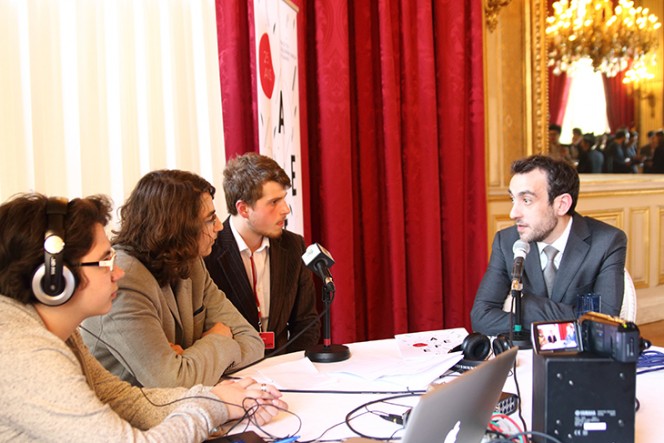 Studio de Web radio au Quai d&#039;Orsay le 8 avril 2015 : Jérôme Ferrari au micro des élèves