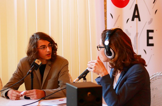 Studio de Web radio au Quai d&#039;Orsay le 8 avril 2015 : une journaliste au micro des élèves
