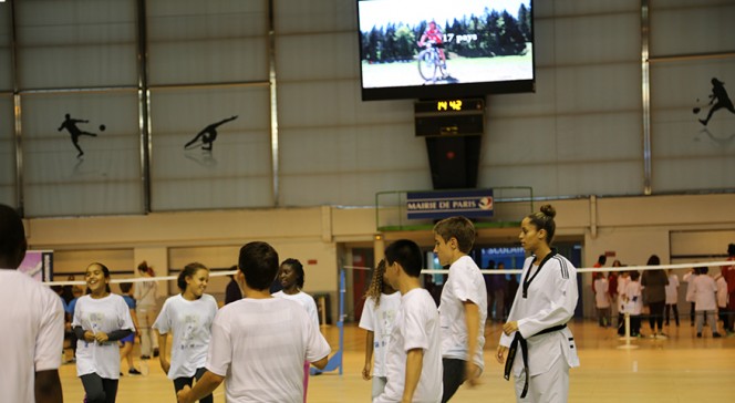 Journée nationale du sport scolaire 2015 : atelier karaté et clip AEFE sur écran géant