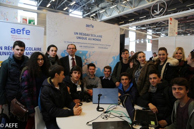 Salon européen de l&#039;éducation 2016 : des élèves de Turin avec le directeur de l&#039;AEFE