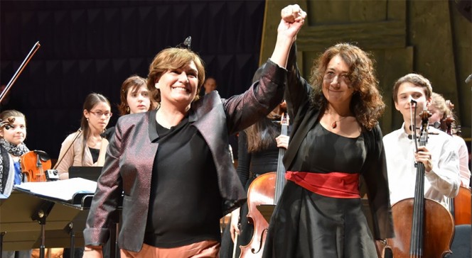 Concert de l’Orchestre des lycées français du monde à Radio France : les deux maestras Adriana Tanus et Claire Perez-Maestro