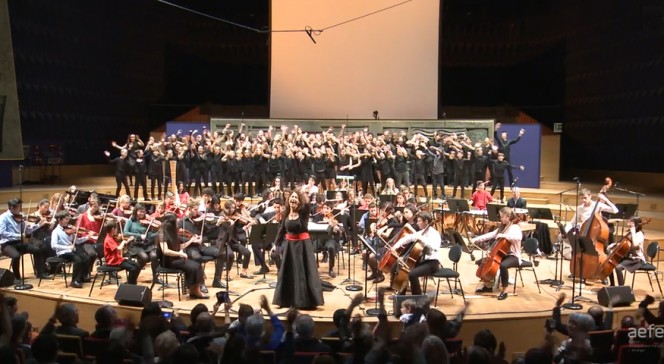 Concert de l’Orchestre des lycées français du monde à Radio France : reprise de &quot;La Valse à mille temps&quot; par le public