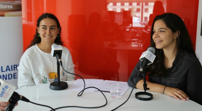 Deux lycéennes de Casablanca en studio Web radio à l&#039;AEFE