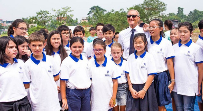 Pose de la première pierre du nouveau lycée d&#039;Hanoï : le secrétaire d&#039;État avec des élèves