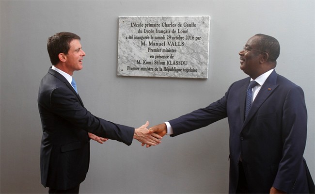 Inauguration de la nouvelle école du Lycée français de Lomé : poignée de main