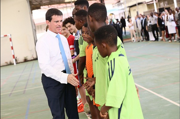 Inauguration du plateau sportif du lycée français Jacques-Prévert d&#039;Accra au Ghana en présence du Premier ministre