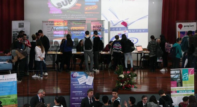 Salon INFOSUP au lycée Lyautey de Casablanca : échanges sur les différents stands