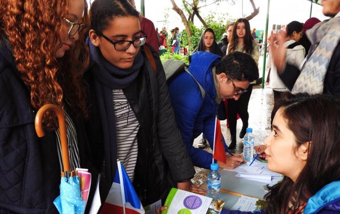 Forum des métiers et des formations à Casablanca : rencontre de lycéennes avec une étudiante