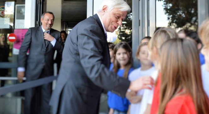 35 ans du Lycée franco-hellénique d’Athènes : le président Pavlopoulos saluant les élèves