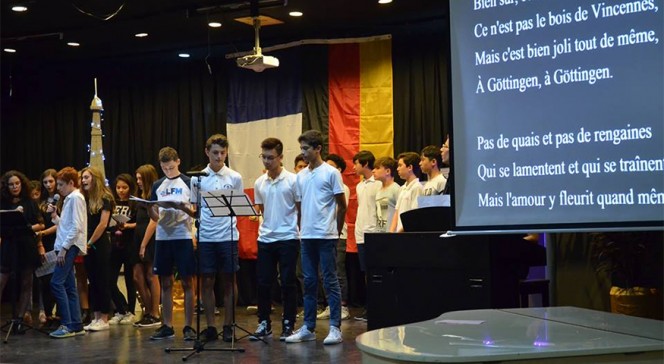 Journée franco-allemande sur l&#039;Eurocampus de Manille : les élèves chantent Göttingen