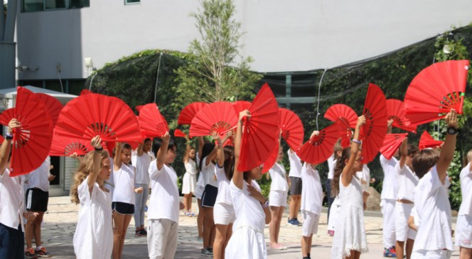 50 ans du Lycée français de Singapour : danse des éventails