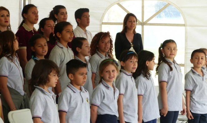 50 ans du Lycée franco-costaricien : les élèves pendant les hymnes