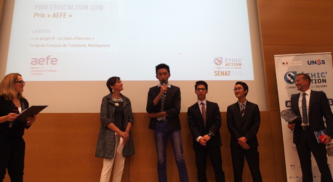 Prix Ethic&#039;Action 2019 : la délégation du Lycée français de Tamatave recevant le prix AEFE