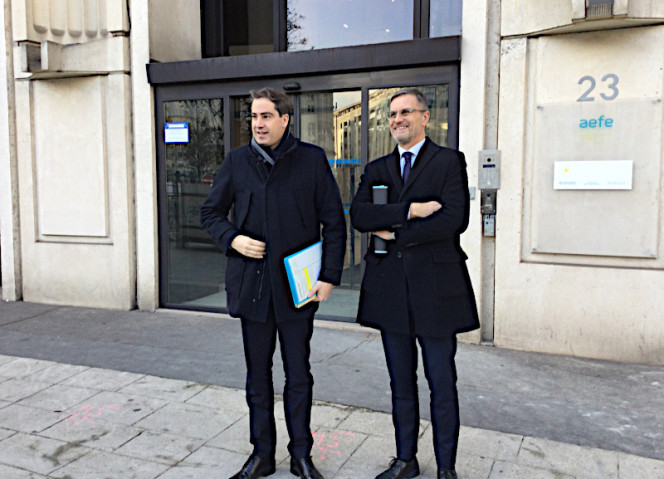 Le ministre Becht et le directeur général Brochet devant le siège de l&#039;AEFE à Paris