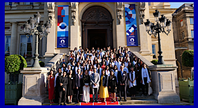 Cérémonie de sortie 2024 des boursiers France Excellence-Major : photo-souvenir sur le perron du Quai d&#039;Orsay