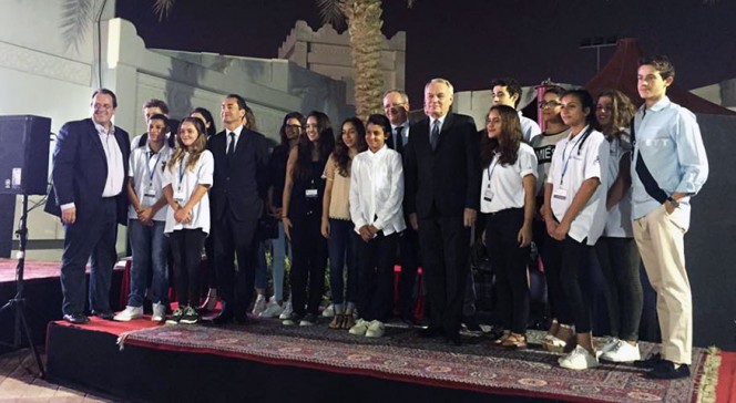 40 ans du lycée Bonaparte de Doha : photo de groupe avec le ministre des Affaires étrangères et du Développement international