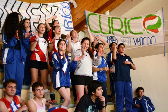 Jeux inter-alliances 2014 : enthousiasme des supporters du lycée Jean-Mermoz de Curicó