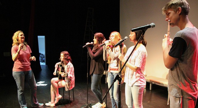 L&#039;atelier musique du Lycée français de Singapour répétant l&#039;hymne des JIJ