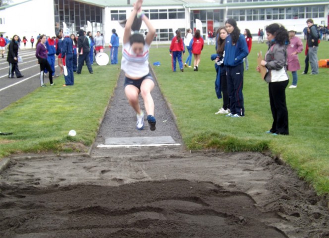 Essai de l&#039;une des participantes du saut en longueur aux Jeux inter-alliances 2013