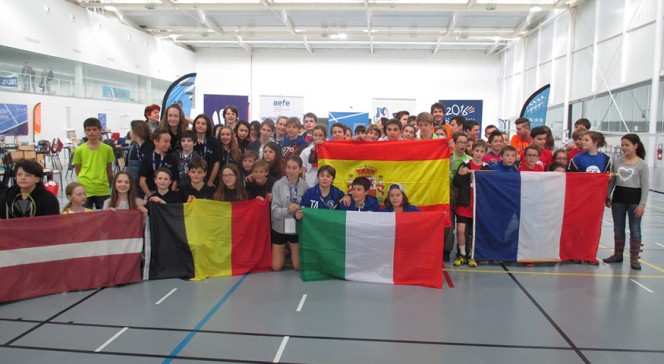 Euro de badminton 2016 : photo de groupe avec drapeaux