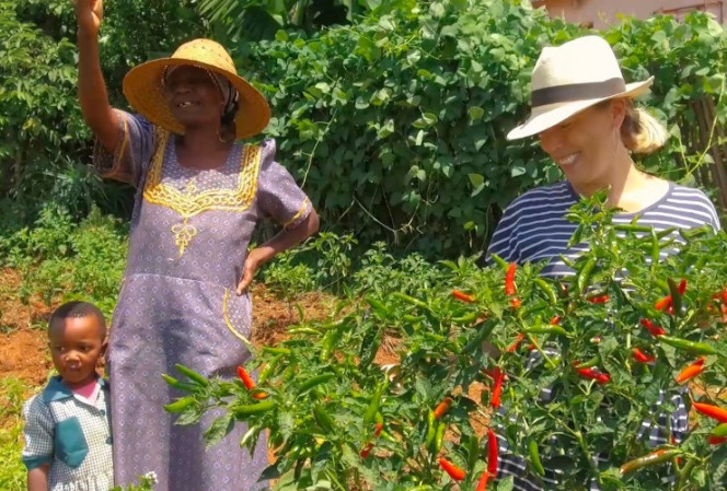 Claudia Castellanos en Eswatini devant un plant de piment et en compagnie d&#039;une agricultrice et de son enfant